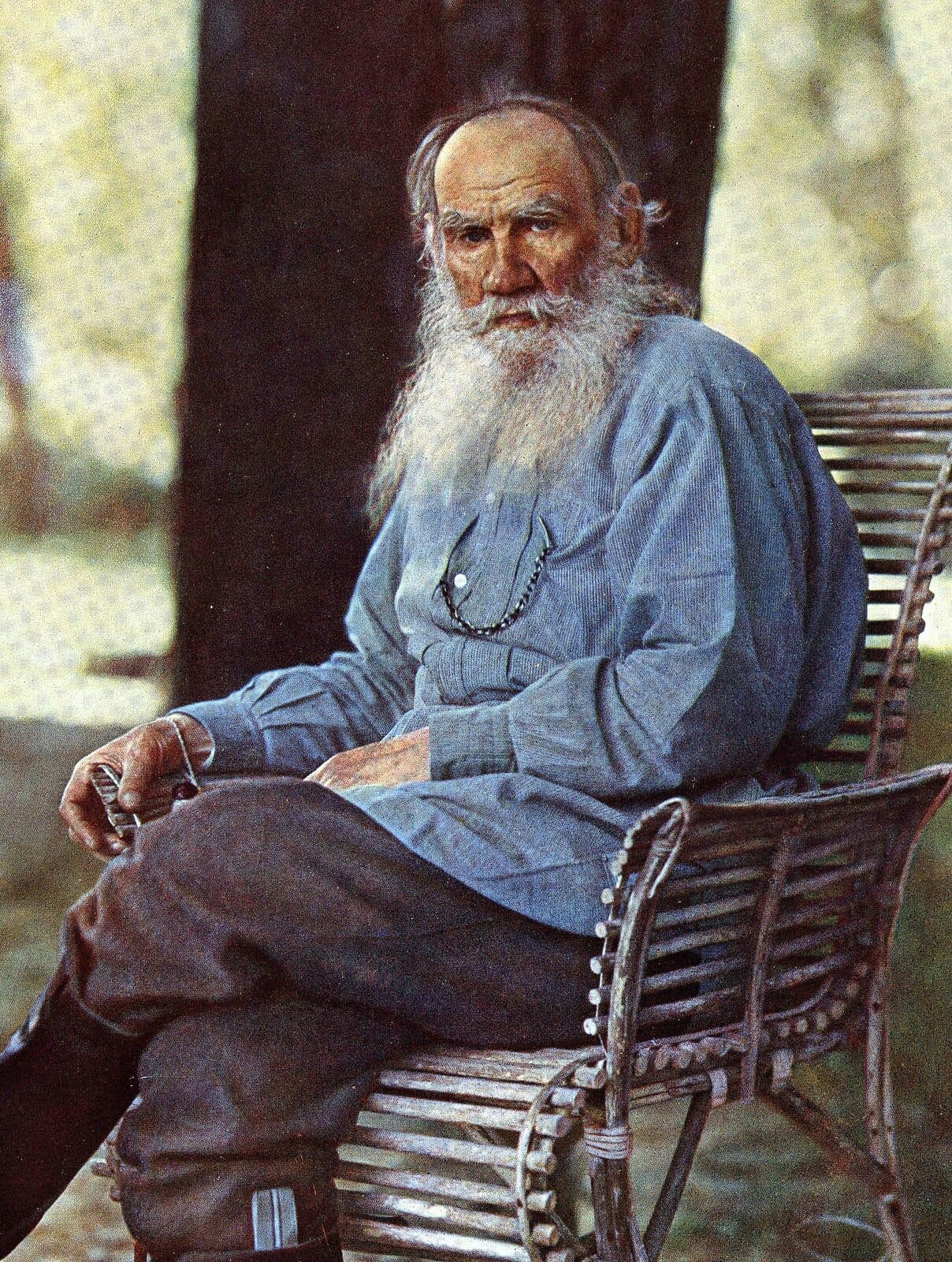 Lev Tolstoj sittende i en hagestol