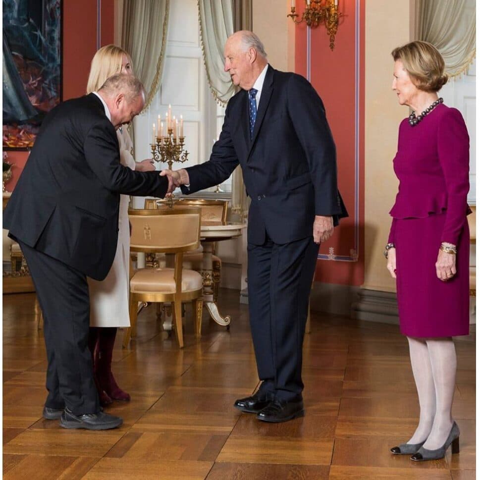 Tore og Maria Bilyk hos Kong Harald V på Slottet